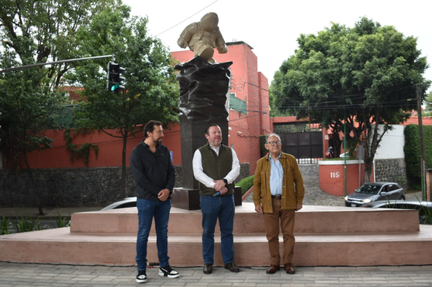 A la reinauguración de la ‘Plaza de las Quinceañeras’ asistieron el muralista Ariosto Otero y el artista plástico Rodrigo de la Sierra "Timoteo"