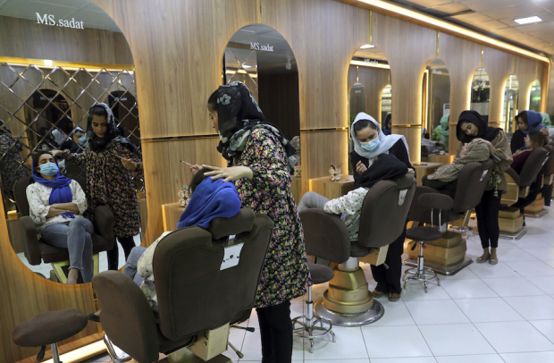 Trabajadoras de una estética en Kabul maquillan a sus clientas, el 25 de abril del 2021. El pasado martes, el ministerio de la Moralidad anunció la prohibición de los salones de belleza en aquel país.