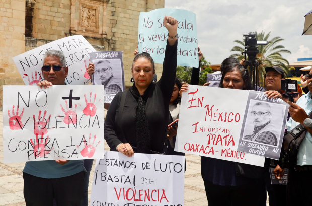 Comunicadores exigieron justicia para Luis Martín Sánchez Íñiguez, ayer, en Oaxaca.