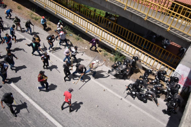 Los manifestantes agreden con piedras y palos a elementos de la Policía Estatal de Guerrero durante la jornada violenta de ayer.