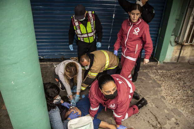 Paramédicos de Tijuana atienden a una persona con sobredosis, el pasado 12 de junio.