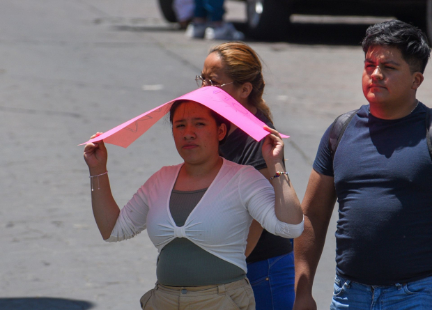 CIUDAD DE MÉXICO, 22JUNIO2023.- Continúa la intensa ola de calor en la capital, personas usan paraguas para mitigar los intensos rayos del sol. FOTO: MOISÉS PABLO/CUARTOSCURO.COM