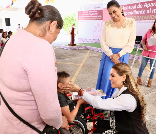 la gobernadora Evelyn Salgado Pineda y la presidenta del DIF Guerrero, Liz Salgado Pineda, entregaron aparatos funcionales correspondiente al mes de junio del programa "Transformando Vidas"