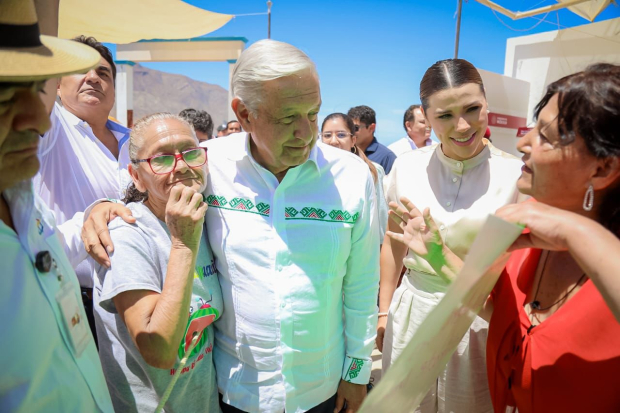 Junto al presidente de México, Andrés Manuel López Obrador, la gobernadora de Baja California, Marina del Pilar Avila Olmeda, presentó en Isla de Cedros el Plan Integral para el Bienestar Mulegé - Isla de Cedros