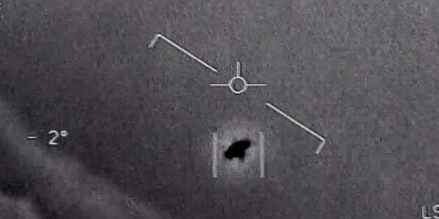 En la imagen del video proporcionado por el Departamento de Defensa, de 2015, se ve un objeto inexplicable en el centro mientras se rastrea mientras se eleva a lo largo de las nubes,