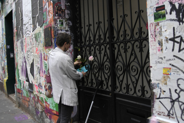 Fans acuden a la casa en la que Jane Birkin vivió con Serge Gainsbourg en Francia para dejar flores en memoria de la actriz