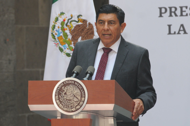 Salomón Jara, gobernador de Oaxaca, durante la ceremonia por el 151 aniversario luctuoso de Benito Juárez.