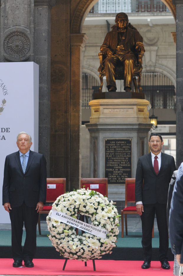 El presidente de México, Andrés Manuel López Obrador, coloca una corona de flores frente a la figura de Benito Juárez.