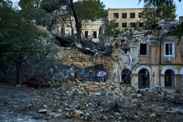 Un edificio se ve muy dañado tras atauqes de misiles rusos en Odesa, Ucrania, el domingo 23 de julio de 2023.