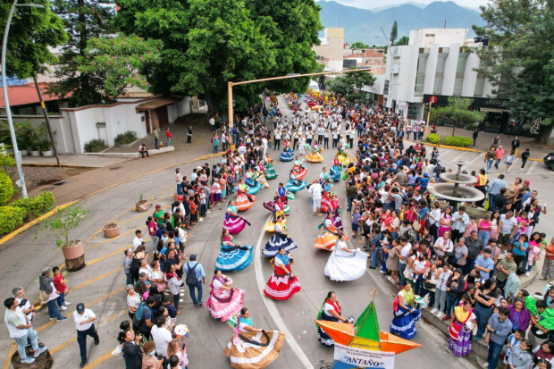 La Guelaguetza 2023: Un encuentro mágico de culturas, donde la música, danza y alegría se fusionan en un desfile inolvidable.