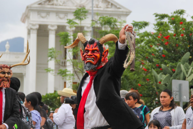 Desde las calendas hasta los diablos rojos, el desfile de la Guelaguetza 2023 celebra la diversidad y esplendor cultural de Oaxaca.