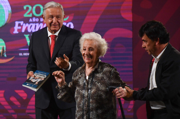 La activista argentina, con el Presidente Andrés Manuel López Obrador (izq.), en conferencia matutina, el viernes.