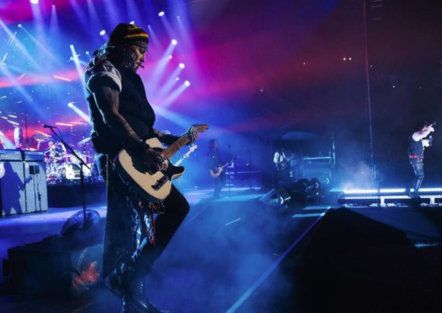 Johnny Depp tocando en concierto de los Hollywood Vampires en Alemania