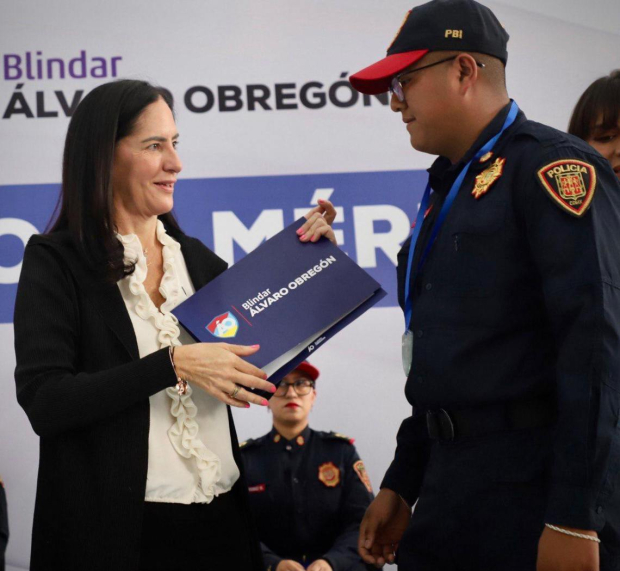 Lí Limón entregó reconocimientos al mérito policial a 7 mujeres y 8 hombres integrantes de la estrategia Blindar ÁO.