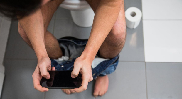 Utilizar el celular en el baño puede no ser un hábito muy higiénico.