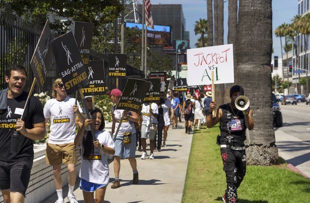 Actores protestan frente a los estudios de Netflix, en Los Ángeles, California, en Estados Unidos, el pasado martes.