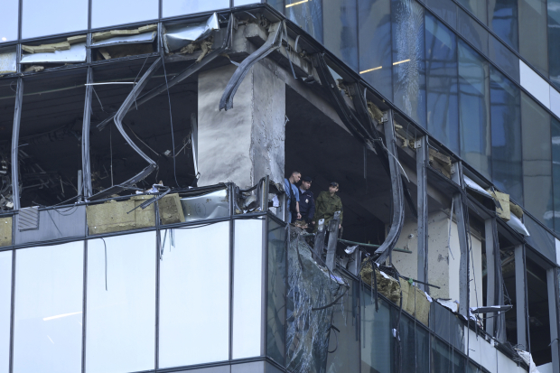 Fotografías del lugar donde se estrelló un dron mostraban la fachada dañada en uno de los niveles de un rascacielos