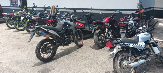 Fiscalía de Chiapas también decomisó motocicletas, un automóvil y un arma.
