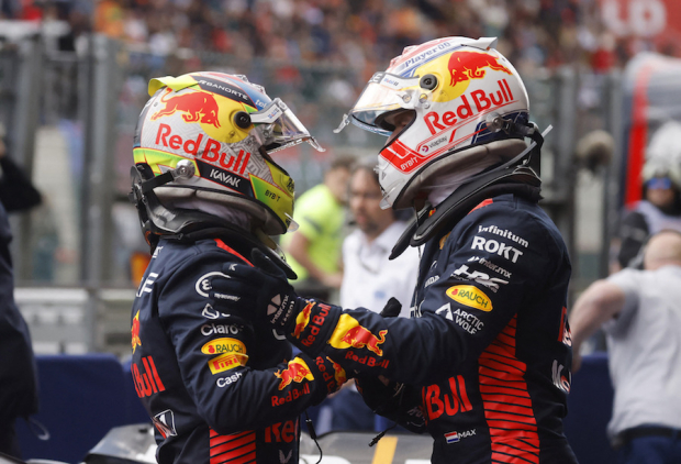 Verstappen le da la mano a Checo Pérez (izq.) después de ganar la carrera.
