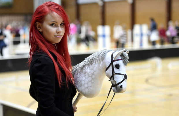 Hobby horsing, una disciplina que se practica fervientemente en Finlandia.