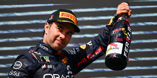 Checo Pérez celebra uno de sus podios en la F1