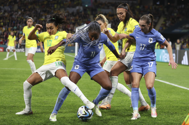 Marta, a la izquierda, despeja el balón en la Copa Mundial Femenina