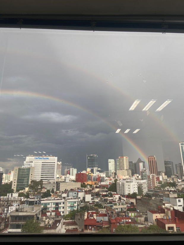 Así luce el arcoíris doble que apareció en la capital del país.