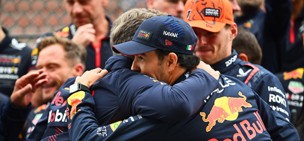 Checo se abraza con Horner, tras el podio en Bélgica.