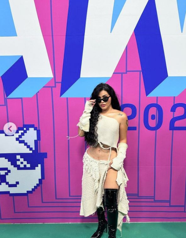 Gomita va con abdomen morado a los premios MTV Miaw 2023