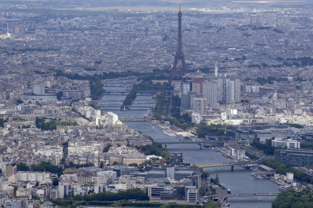 Toma aérea del río Sena en París, con la Torre Eiffel al centro.