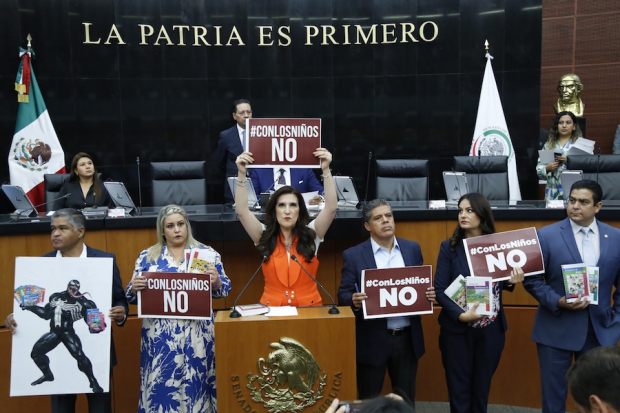 Legisladores exhibieron letreros con la leyenda #ConlosNiñosNo, ayer, en sesión.