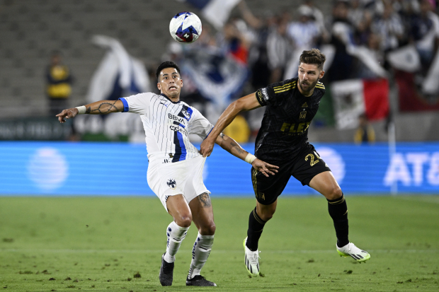 Maximiliano Meza y Ryan Hollingshead pelean por el balón en el cotejo de cuartos de final de Leagues Cup entre Monterrey y LAFC.