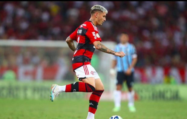 Guillermo Varela en un partido con el Flamengo