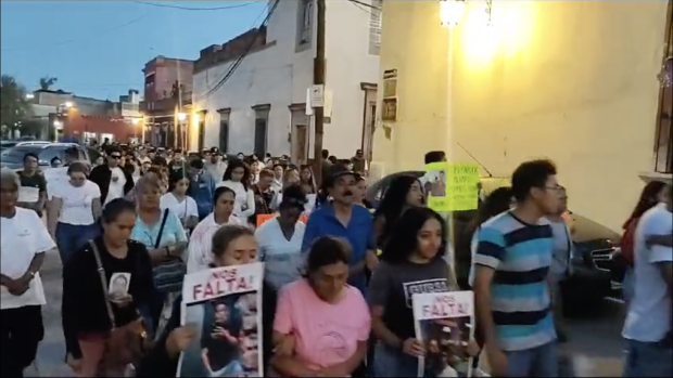 Tras participar en una misa en Lagos de Moreno, familiares y amigos de los desaparecidos se manifestaron ayer en el centro del municipio para exigir su aparición.