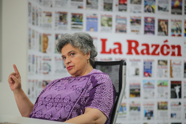 La legisladora priista Beatriz Paredes, en instalaciones de esta casa editorial.