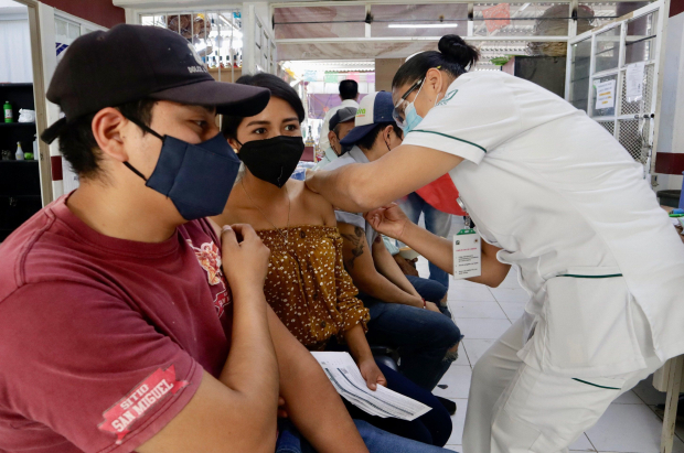 Puesto de vacunación del Instituto Mexicano del Seguro Social en la Central de Abastos de la ciudad de Oaxaca, instalado con el objetivo de que las personas mayores de 18 años completen su esquema de vacunación contra Covid-19, el pasado 19 de abril del 2022.