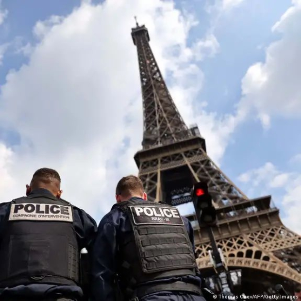 Policías llegaron a detener al hombre que se lanzó desde lo alto de la Torre Eiffel.