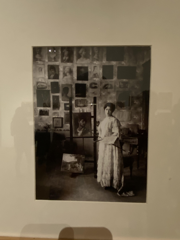Detalle de una foto de Carmela Duarte en su estudio de Roma, Italia, en 1894.