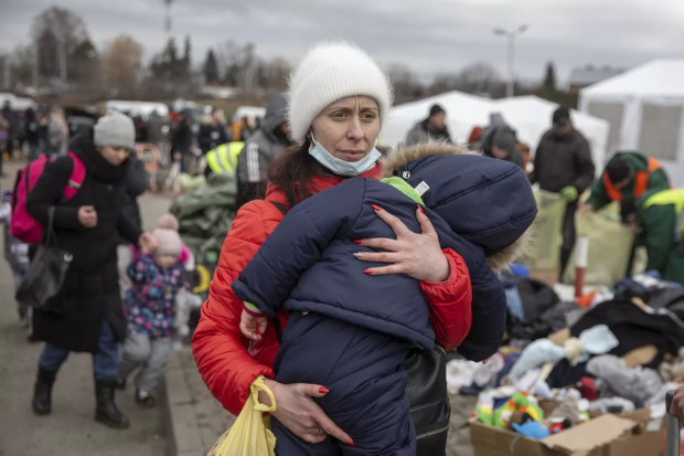 En la imagen una ciudadana ucraniana con su hijo en brazos