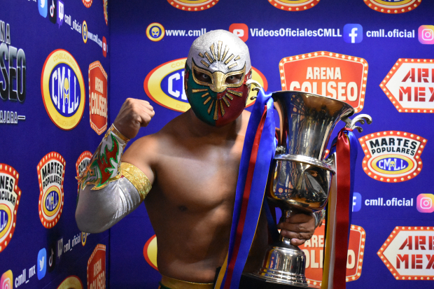 Místico celebra con el trofeo del Grand Prix 2023 del CMLL