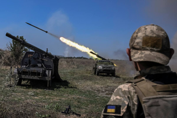 Miembros del servicio ucraniano de la 108ª Brigada Separada de Defensa Territorial disparan pequeños sistemas de lanzamiento múltiple de cohetes hacia las tropas rusas, en medio del ataque de Rusia a Ucrania, cerca de la línea del frente en la región de Zaporizhzhia, Ucrania.