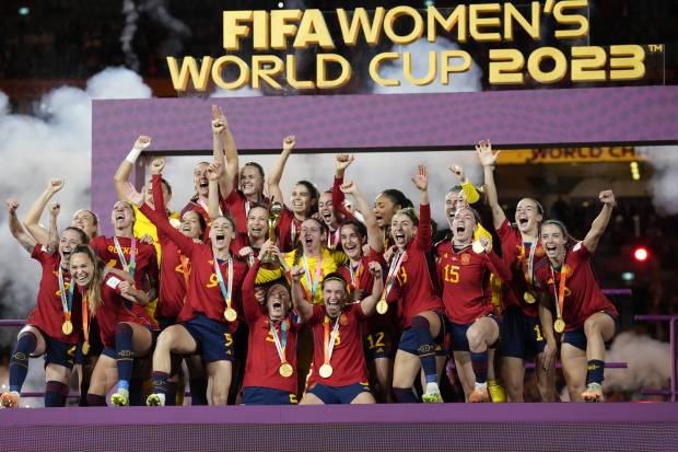 Futbolistas de España festejan su coronación en el Mundial Femenil que se realizó en Australia y Nueva Zelanda.