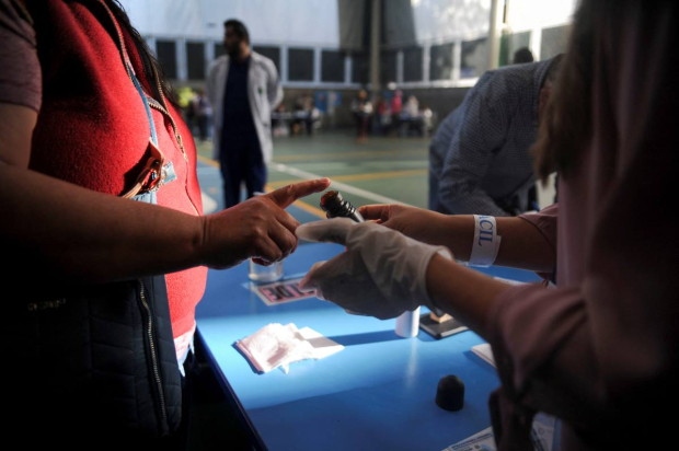 Una persona tiene un dedo marcado con tinta electoral en un centro de votación durante la segunda vuelta de las elecciones presidenciales en la Ciudad de Guatemala, Guatemala, el 20 de agosto de 2023.