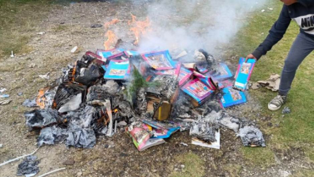 Padres de familia queman nuevos libros de texto gratuitos de la SEP en Chiapas.