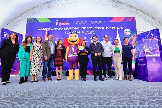La gobernadora Lorena Cuéllar Cisneros encabezó la presentación del balón oficial del Campeonato Mundial de Voleibol de Playa Tlaxcala 2023.