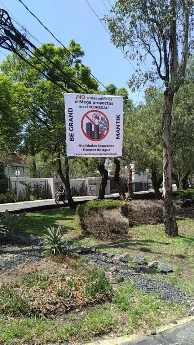 Habitantes de Jardines del Pedregal colocaron lonas para manifestar su rechazo a los megaproyectos en la zona.