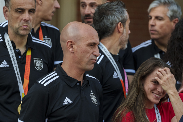 Luis Rubiales, presidente de la RFEF, posa con las futbolistas de la selección de España que conquistaron el Mundial Femenil, en el Palacio de La Moncloa.