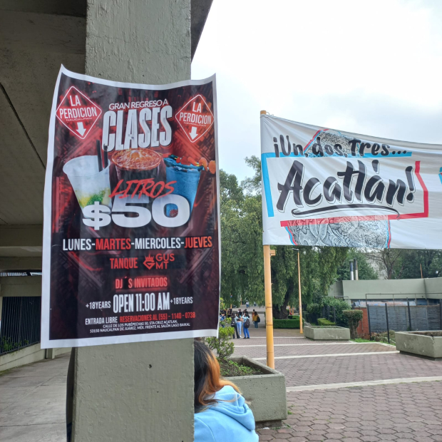 En la FES Acatlán hay anuncios para invitar a los estudiantes a acudir a divertirse al bar La Perdición.