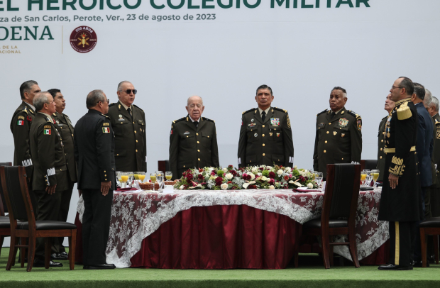 El titular de la Sedena, Luis Cresencio Sandoval y exsecretarios en anteriores sexenios, ayer en la Fortaleza de San Carlos Perote, Veracruz.
