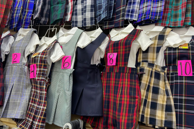 Los uniformes escolares no pueden ser condicionados en su compra.